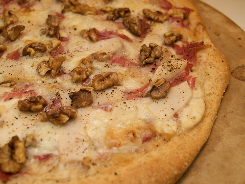 Prosciutto, walnut, blue cheese and pear pizza